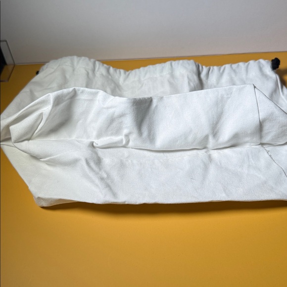 Authentic CHANEL White Cotton Dust Bag - Picture 4 of 7